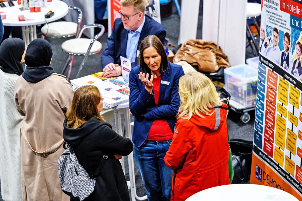 Ich lach mich Job - Lehrer*innen befinden sich in Gesprächen mit Ausstellern und Schüler*innen