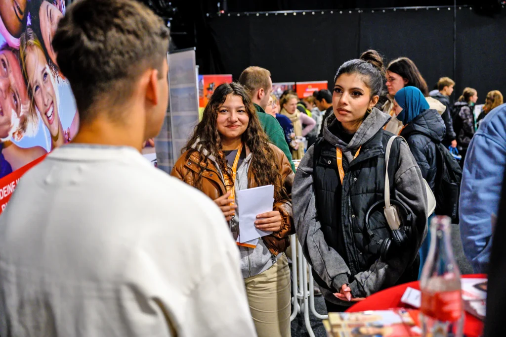 Das Event Ich lach mich Job- Schüler*innen tauschen sich mit Ausstellern aus